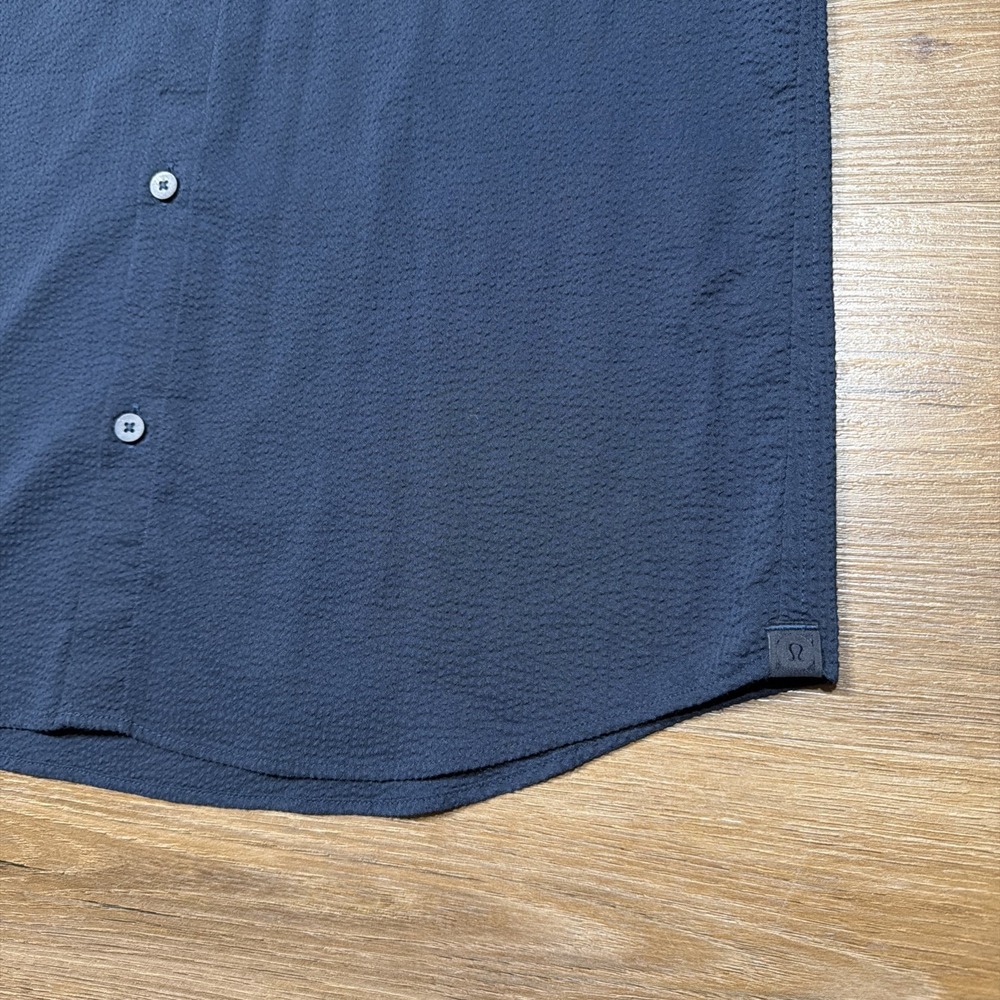 Lululemon Seersucker Shirt Mens MEDIUM Navy Blue Short Sleeve Performance Preppy - Picture 5 of 8